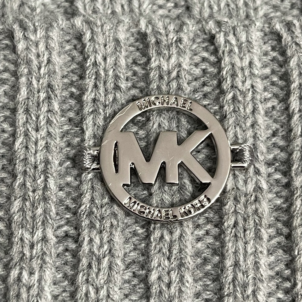 Michael Kors Gray Pom Beanie NWT - Picture 2 of 6